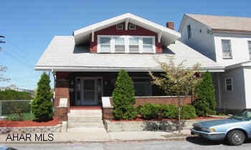 MUST SEE INSIDE TO REALLY APPRECIATE THIS HOME.  IMMACULATE AND STUNNING HOME! SPACIOUS AND OPEN FLOOR PLAN. CALL CRYSTAL 931-2470. MUST SEE INSIDE TO REALLY APPRECIATE THIS HOME.  IMMACULATE AND STUNNING HOME! SPACIOUS AND OPEN FLOOR PLAN. LARGE ROOMS WITH AMPLE CLOSETS. CEILING FANS THROUGHOUT. CROWN MOLDING AND BUILT INS. DEN AND 1/2 BA ON MAIN FLOOR, LARGE, BRIGHT KIT WITH NOOK AREA. LARGE CORNER LOT PLUS 4 CAR GARAGE. F.R. IN BASEMENT. HOME WARRANTY. APPRAISAL ON FILE. ALL MONDAY-FRIDAY SHOWINGS MUST BE AFTER 5:00PM.  CALL CRYSTAL 931-2470.