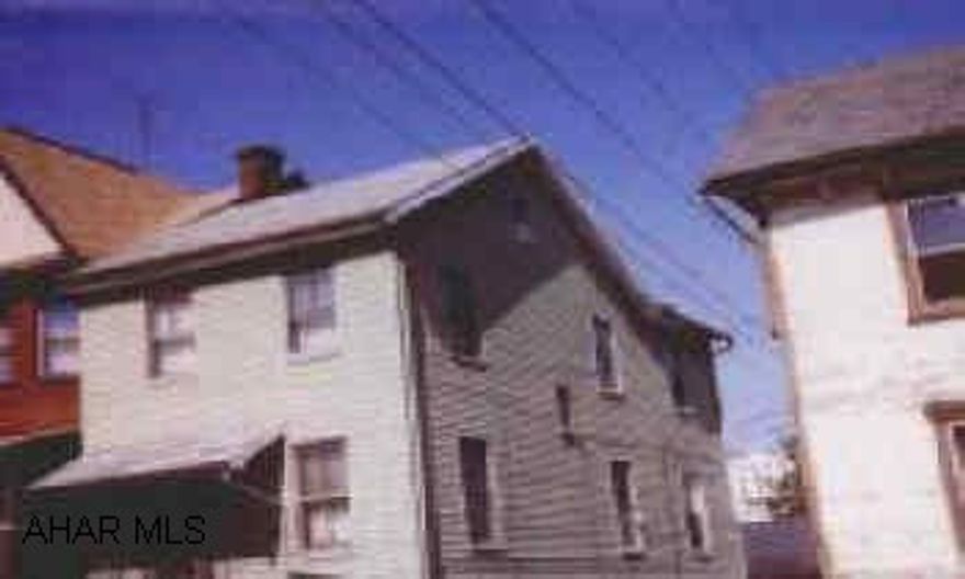 Conveniently located 2 1/2 story vinyl sided dwelling. Lots of possibilities, in-town location Conveniently located 2 1/2 story vinyl sided dwelling. Lots of possibilities, in-town location