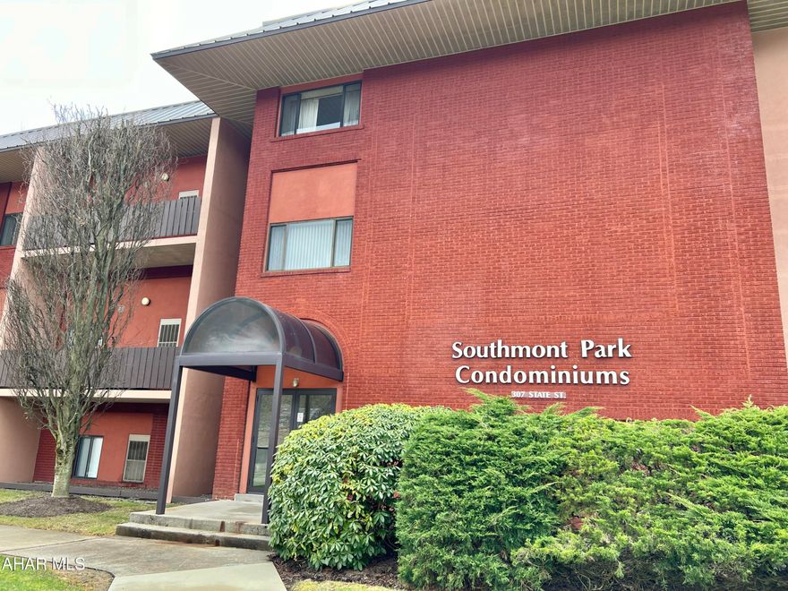 Condo - minutes from Memorial Medical Center next to community park, tree lined streets and sidewalks. 2 BR, 2 Bath , updated kitchen, stainless steel appliances, granite top and stone sink. All new doors and trim
For Comp Purposes