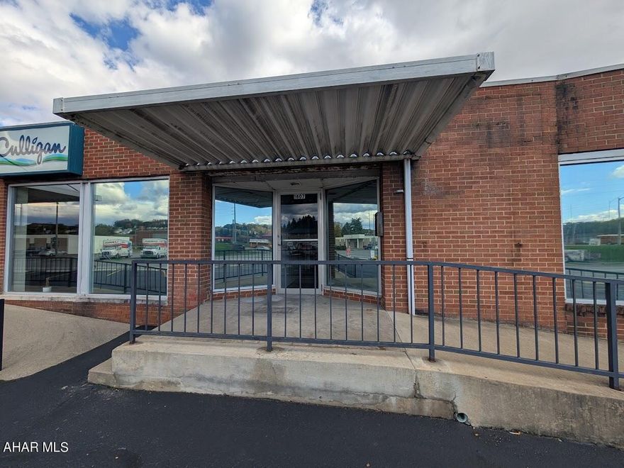 HIGH TRAFFIC COUNT! Approx. 625 square feet of commercial space available in a high-traffic area of Altoona. Corner of busy 17th Street and Valley View Blvd. Suitable for office or retail use.