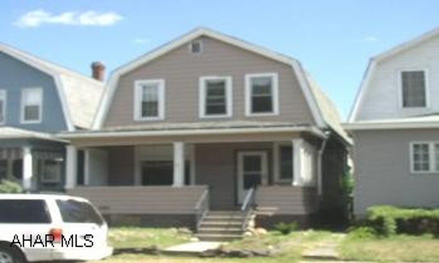 GREAT INVESTMENT PROPERTY. NEEDS COSMETICS ONLY. NICE YARD WITH OVERSIZED 2 CAR GARAGE. GREAT INVESTMENT PROPERTY. NEEDS COSMETICS ONLY. NICE YARD WITH OVERSIZED 2 CAR GARAGE.