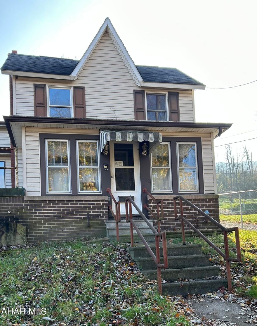 So much Potential for investors!! This Foreclosure features 3 Bedrooms and 2 full bathrooms in the growing Tyrone area. Make this home your own with some TLC. Utilities are off please use caution.
