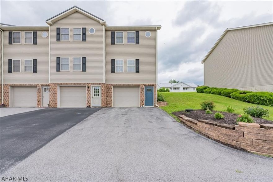 Fully updated Penn Farms townhome.