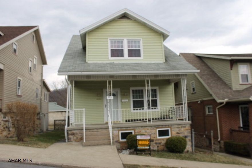 Great family home that offers 3 bedrooms, 2 full bathrooms in a great neighborhood. Newer furnace only 2 years old and windows were replaced last year. Priced to sell.