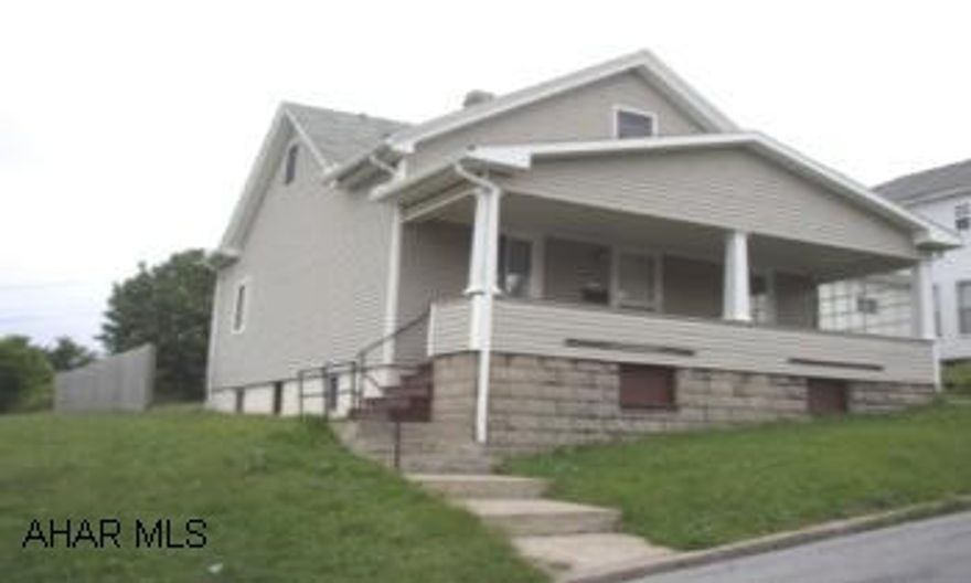 QUIET WESTFALL PARK AREA IN ALTOONA. NICE 2 STORY W/ NEWER FURNACE, CARPETING AND VINYL SIDING.  MOVE IN CONDITION. LARGE FLAT LOT. QUIET WESTFALL PARK AREA IN ALTOONA. NICE 2 STORY W/ NEWER FURNACE, CARPETING AND VINYL SIDING.  MOVE IN CONDITION. LARGE FLAT LOT.