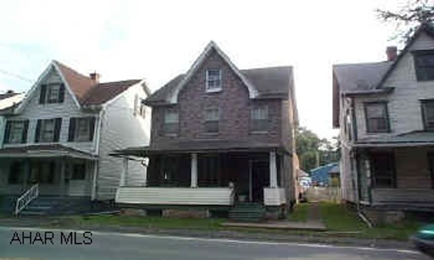 Beautifully renovated-Large rooms, newer carpeting, all updates. Offstreet Parking. All appliances and large master bedroom. Beautifully renovated-Large rooms, newer carpeting, all updates. Offstreet Parking. All appliances and large master bedroom.