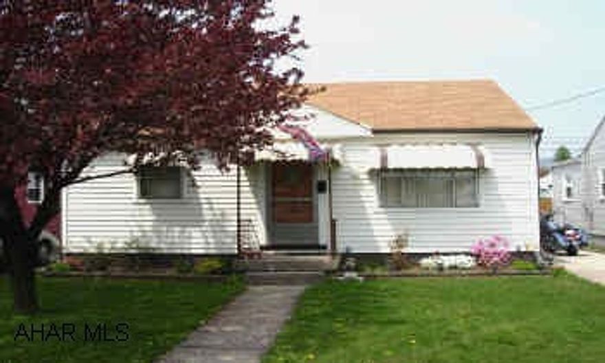 NO FLOOD INSURANCE REQUIRED. NICE 2 BEDROOM, 1 BATH WITH FENCED LOT, LARGE KITCHEN/DINING ROOM AREA. ONE BEDROOM IS VERY LARGE. MAINTENANCE FREE EXTERIOR. CALL CRYSTAL 931-2470. TAKE FLASHLIGHT. LOCKBOX BACK DOOR.  NO FLOOD INSURANCE REQUIRED.  NICE 2 BEDROOM, 1 BATH WITH FENCED LOT, LARGE KITCHEN/DINING ROOM AREA.  ONE BEDROOM IS VERY LARGE.  MAINTENANCE FREE EXTERIOR.  CALL CRYSTAL 931-2470.  TAKE FLASHLIGHT. LOCKBOX BACK DOOR.