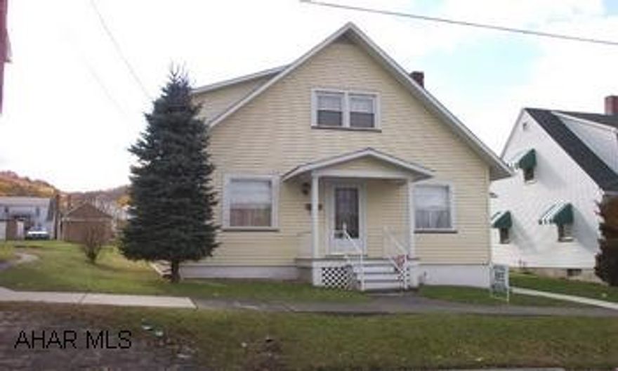 Williamsburg charmer! 2 story vinyl, 6 bedrooms, 1.75 baths, updated kitchen, 2nd floor bonus area, 2 car block garage. Close to stores, banks, & park. Super clean home on 50x175 lot. Williamsburg charmer! 2 story vinyl, 6 bedrooms, 1.75 baths, updated kitchen, 2nd floor bonus area, 2 car block garage. Close to stores, banks, & park. Super clean home on 50x175 lot.