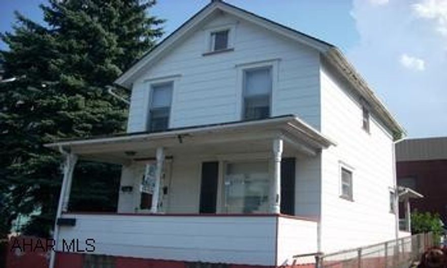 Cute 2 story home needs some updates.  Great 1st time home buyer or investor, fenced yard, 2 bedrooms. Cute 2 story home needs some updates.  Great 1st time home buyer or investor, fenced yard, 2 bedrooms.  Min. comm. $2500.