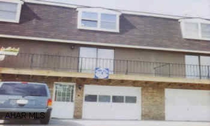 MAPLE HOLLOW TOWNHOUSE, ELECTRIC BASEBOARD HEAT, ONE CAR GARAGEGOOD CONDITION