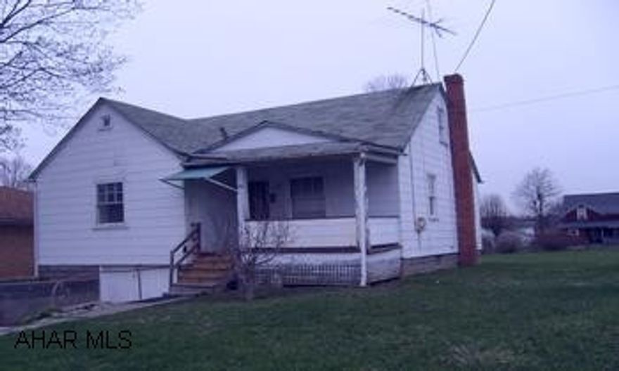 1-1/2 Story home Off Street parking, Nice location, a little TLC, and you'll have a great investment!