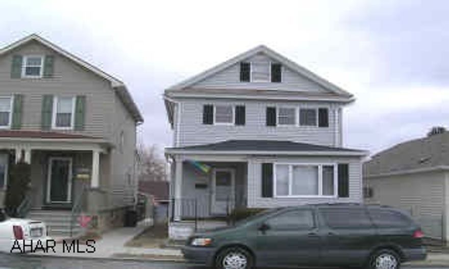 TWO STORY VINYL SIDED HOME. SUPER 3 BEDROOM VINYL SIDED HOME.  NEWER FURNACE AND A/C.  NEW CARPETING.  ADORABLE BATH.  1ST FLR LAUNDRY.  GREAT AREA.  WALK-IN CLOSETS, EAT-IN KITCHEN, DECK WITH ABOVE GROUND POOL.