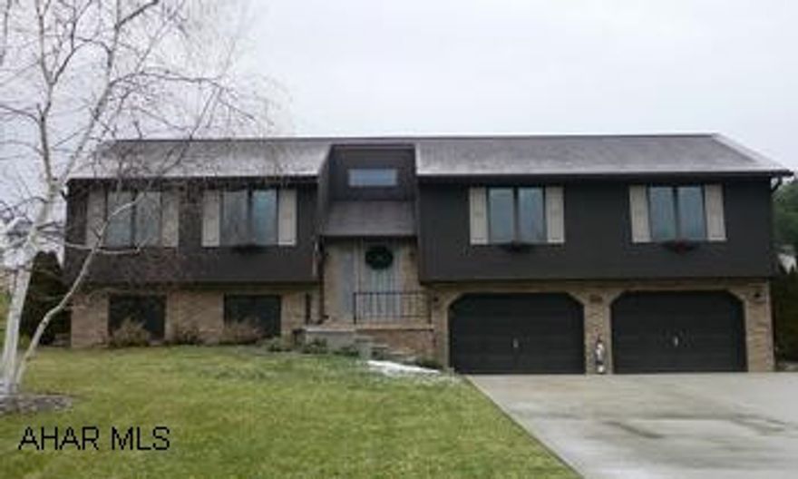 APPLEWOOD SECTION OF PENN FARMS. IMMACULATE BI-LEVEL OFFERING 3 BEDROOMS, 2.5 BATHS, VAULTED CEILINGS, LOTS OF LIGHT FROM THE SKYLIGHTS. EAT-IN KITCHEN WITH UPGRADED CABINETS. CONTACT SUSAN 935-8252. APPLEWOOD SECTION OF PENN FARMS. IMMACULATE BI-LEVEL OFFERING 3 BEDROOMS, 2.5 BATHS, VAULTED CEILINGS, LOTS OF LIGHT FROM THE SKYLIGHTS. EAT-IN KITCHEN WITH UPGRADED CABINETS . CONTACT SUSAN 935-8252.