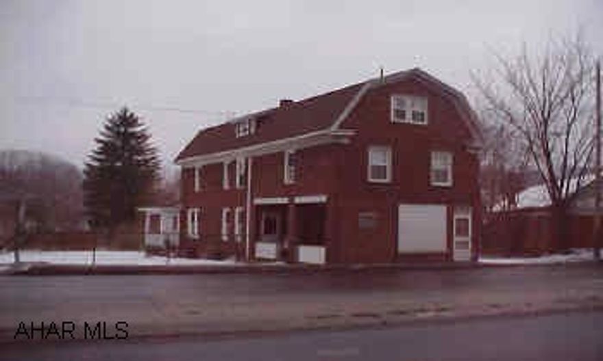 Well maintained 4 Br, 2 bath, triple level lot, 1st floor family and laundry room, and bath.  Could be duplexed.  Large closets. Well maintained 4 Br, 2 bath, triple level lot, 1st floor family and laundry room, and bath.  Could be duplexed.  Large closets.