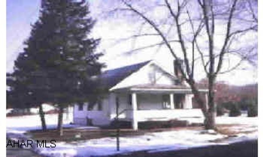 Vinyl sided story and a half on one beautiful large private lot! Hollidaysburg Borough, near golf course at Blairmont. Vinyl sided story and a half on one beautiful large private lot! Hollidaysburg Borough, near golf course at Blairmont.  Electric system - fuse