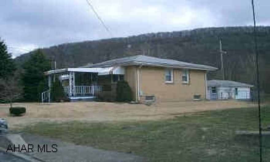 NICELY MAINTAINED BRICK ONE STORY HOME! 1 CAR GARAGE WITH WORKSHOP IN REAR.