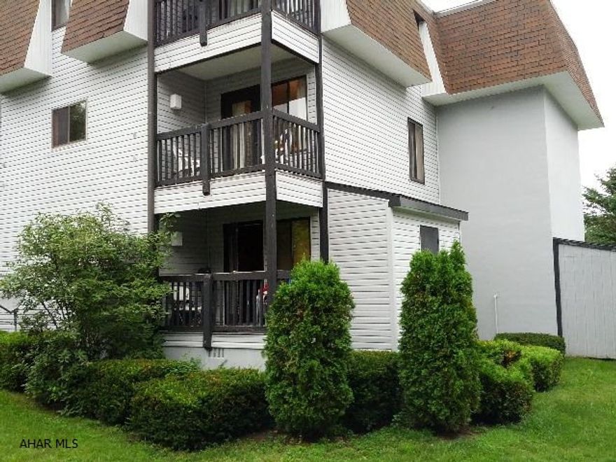 Immaculate condition, new laminate flooring in Kit/DinArea/Living Room.  Nice back deck overlooking Hottub.  Front overlooks tennis court & outdoor pool.  This end unit has and extra side window for extra sunlight.  (Amenities include: indoor & outdoor pools, hottub, tennis courts, exterior maintenance, snow plowing, trash removal, & satelite coverage.  Fully furnished 2nd-floor unit with great views.  J-154