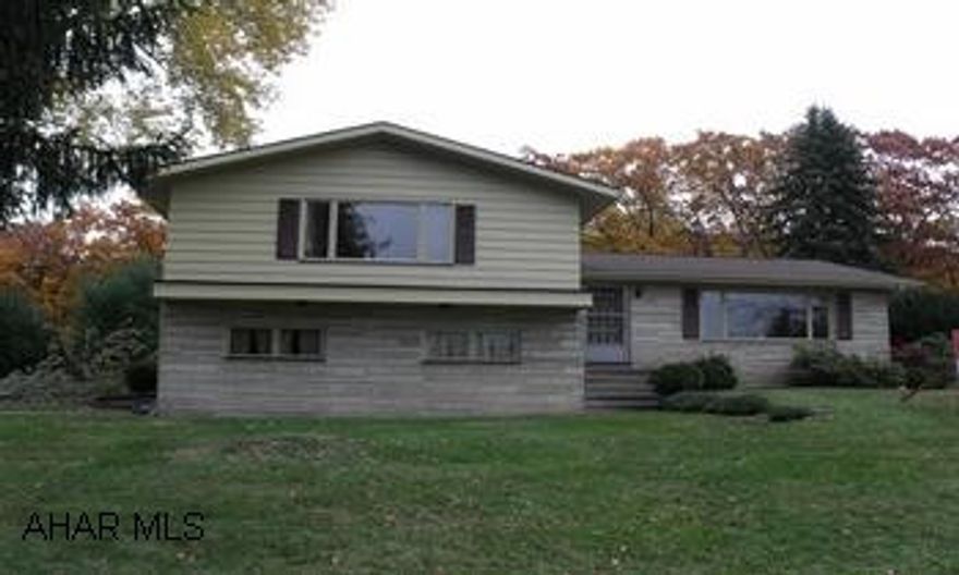 This 3BR 2BA split level home has a great floor plan. Must See. This 3BR 2BA split level home has a great floor plan. Must See.