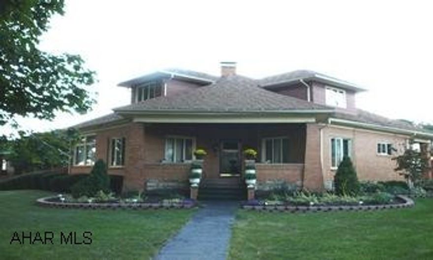 NEW CARPET. FR HAS 2 SIDED FP, WET BAR & BUILT IN GRILL. INGROUND POOL W/BATHHOUSE. ONE CAR GARAGE & LARGE PARKING PAD. COVERED PATIO. GAS HOOKUP FOR GRILL. STONE FP IN LR. MUCH LARGER THAN IT LOOKS. INCLUDES RANGE, REFRIG., DW, DISP., MICROWAVE. NEW CARPET. FR HAS 2 SIDED FP, WET BAR & BUILT IN GRILL. INGROUND POOL W/BATHHOUSE. ONE CAR GARAGE & LARGE PARKING PAD. COVERED PATIO. GAS HOOKUP FOR GRILL. STONE FP IN LR. MUCH LARGER THAN IT LOOKS. INCLUDES RANGE, REFRIG., DW, DISP., MICROWAVE.