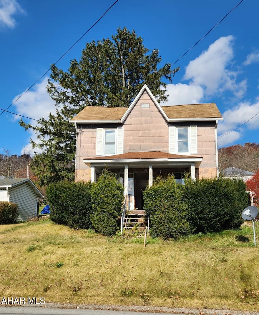 Two story 3 bedroom home on a 50x150 lot. This home would make a great starter home or investment property. Nice kitchen, living room, dining room or den and a 3/4 bath. Oil fa heat and 100 amp breakers. Was used as a rental. Great home for the $$.