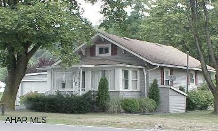 Sweet house with private yard & gorgeous "Kohler Artist Edition English Trellis" bath.  Newer mechanics.  Electric air cleaner on furnace. Sweet house with private yard & gorgeous "Kohler Artist Edition English Trellis" bath.  Newer mechanics.  Electric air cleaner on furnace.