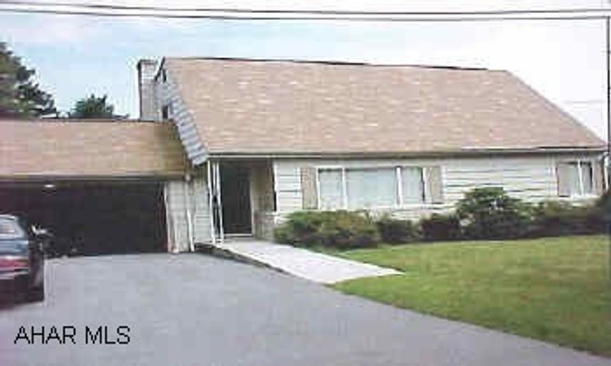 Larger than it looks. Three levels plus a basement, rec room. Includes den on 3rd level. Very nice back yard. Larger than it looks. Three levels plus a basement, rec room. Includes den on 3rd level. Very nice back yard. Electric service - 100 amp.