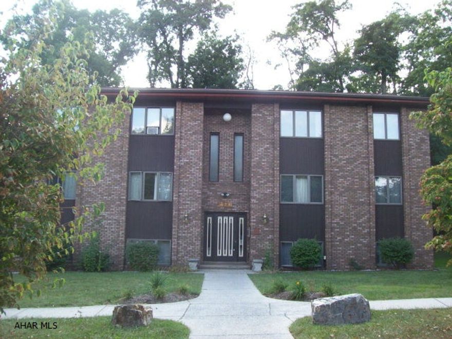 All new kitchen appliances. All appliances stay. Nice 1 bedroom condo unit. All maintenance included in the association fee. No more cutting grass!! Laundry facility on same level as unit. Secured entrance.