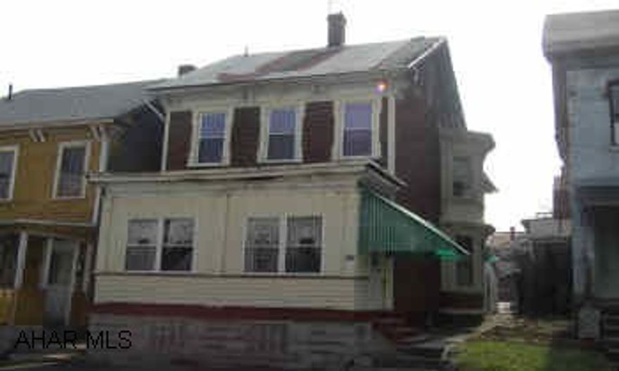 INVESTORS DELIGHT. ALTOONA FOUR BEDROOM WITH 2 BATHS. SALE INCLUDES KITCHEN APPLIANCES. ONE CAR GARAGE AND OFF STREET PARKING. PRICED TO SELL,  BRING OFFERS. LOCK BOX ON BACK DOOR. INVESTORS DELIGHT. ALTOONA. FOUR BEDROOM WITH 2 BATHS. SALE INCLUDES KITCHEN APPLIANCES. ONE CAR GARAGE AND OFF STREET PARKING. PRICED TO SELL, BRING OFFERS. LOCK BOX ON BACK DOOR.