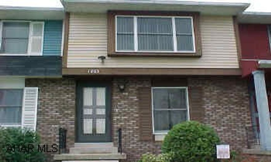 Super nice Townhouse, new roof, carpet, vinyl, countertops, patio door. All appliances, would like 24 hour notice.
