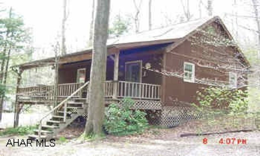 1 1/2 Story, cathedral ceilings in living room, new refrigerator & range located in Glendale Yearound w/ all the amenities swimming pool. tennis courts & more 1 1/2 story, cathedral ceiling in livingroom, new refrigerator & range.. Cute weekend get a way