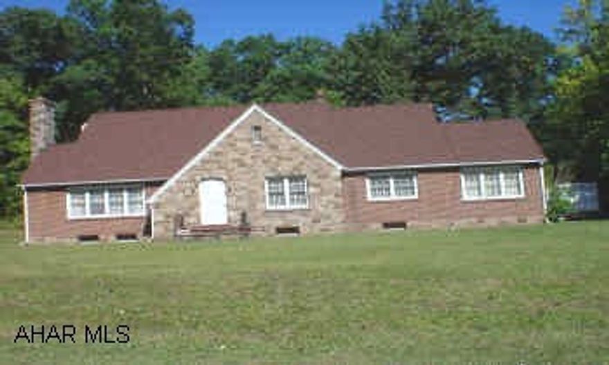 Awesome 2950 sq. ft. home on almost 1 acre. Just screams - Bring the family! Very large bedrooms and living room, master bedroom (20x20) with full bath and 2 car detached garage.  Don't miss touring this one. Call Hank today!