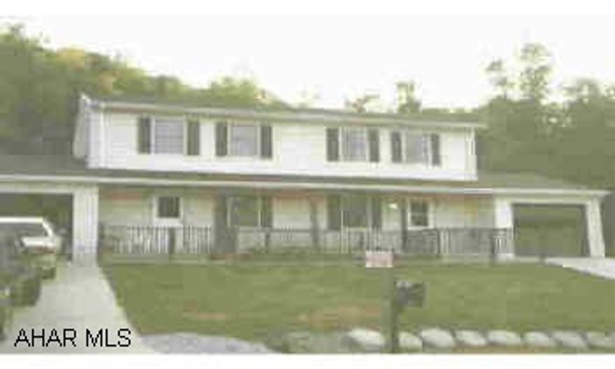 Very nice townhouse (1/2 double) with 1.5 baths and 1 car attached garage. Very nice townhouse (1/2 double) with 1.5 baths and 1 car attached garage.  Electric system - 100 amp