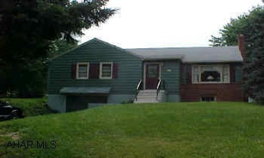 Aborable Updated Ranch on .5 Acres - Landscaped.  Cute As a Button!  New Kitchen (OAK) 2 New Bathrooms - Window Treatments Included - New Driveway  Aborable Updated Ranch on .5 Acres - Landscaped.  Cute As a Button!  New Kitchen (OAK) 2 New Bathrooms - Window Treatments Included - New Driveway