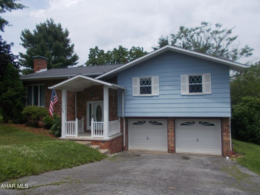 Great location close to Beverly Hills.  Three BR, 2.5 BA,, FDR, EIK,  large Family Room with lovely stone FP, rear deck over looking private backyard.   

Master Bath needs tub/shower.