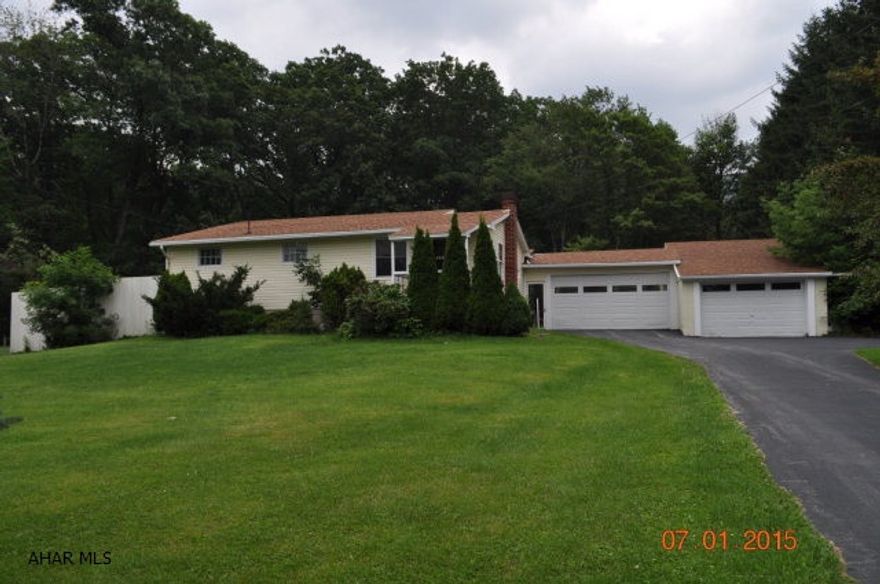 GREAT LOCATION ONE STORY WITH .75 AC PRIVATE LOT. UPDATED KITCHEN AND BATHS. HARDWOOD FLOORS,  NEWER ROOF,UPDATED ELECT,VINYL SIDING LARGE FAMILY ROOM. COVERED DECK 1.5 CAR GARAGES WITH WORK SHOP. COVERED BREEZEWAY.CIRCULAR BLACK TOP DRIVEWAY MY WEB SITE RICKMASCIA.COM FOR MORE PHOTOS AND INFORMATION