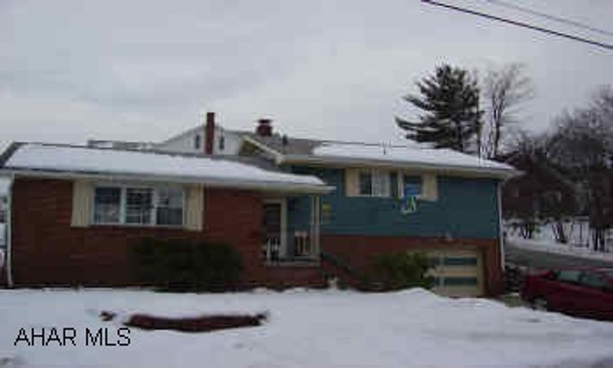 Lovely multi level - 3 Bedrooms, 2 Baths.  Nice corner lot 98x120.  200 amp electric, 1 car garage. Lovely multi level - 3 Bedrooms, 2 Baths.  Nice corner lot 98x120.  200 amp electric, 1 car garage.