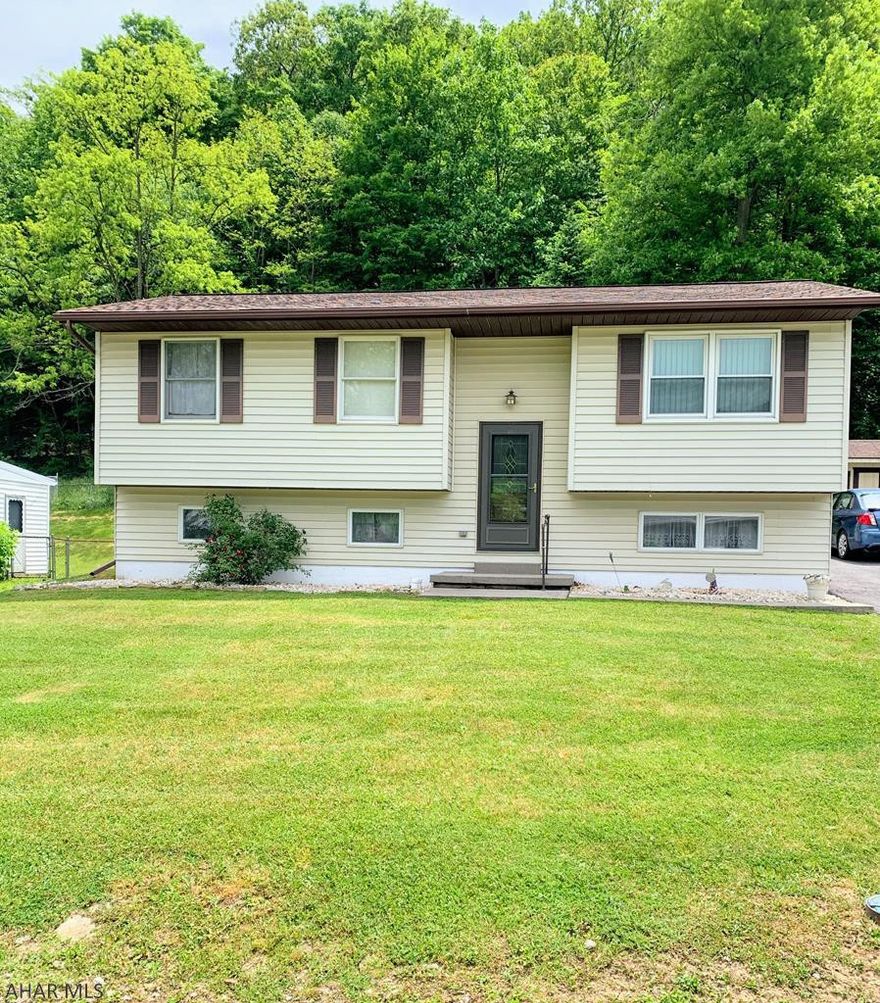 Well maintained bilevel with 2 bedrooms, 1.5 baths. Eat in kitchen, Family room, bonus room, laundry/utility room.Large covered rear patio