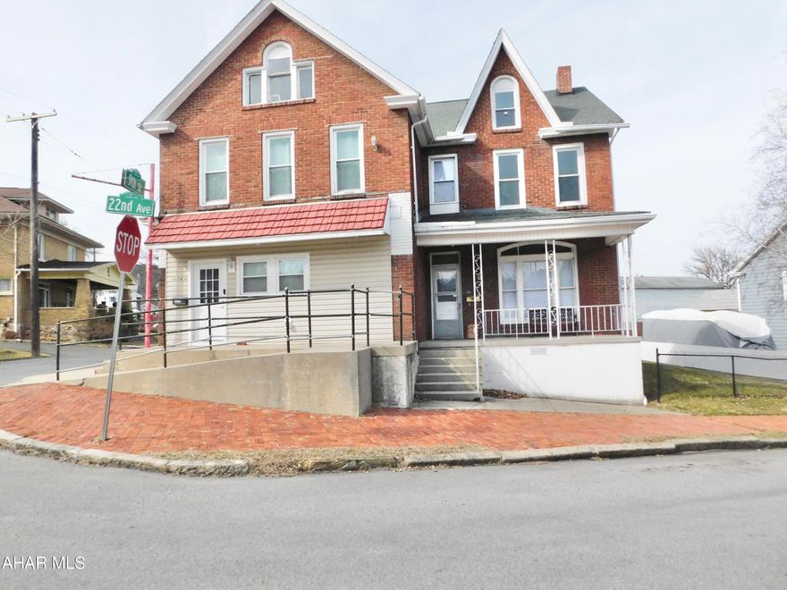 Great Triplex!!!
Nice income producing property in a nice neighborhood. Newly remodeled 3BR. Nice 2BR on 2nd floor. Plenty of parking.