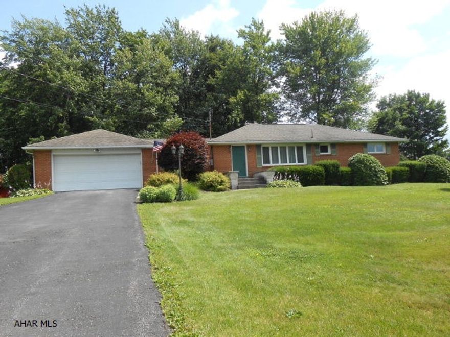 Window world life time warranty windows/hard wood floors under carpet in bedrms,living rm and/hallwy.Outside outlets/water faucets.Utility amounts available.Great home!!