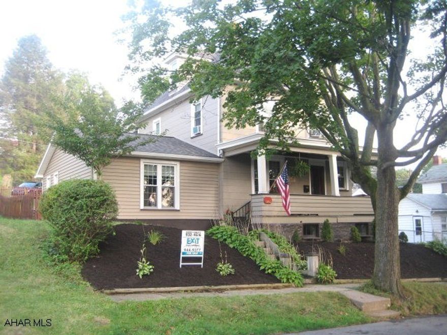 Beautiful home in great neighborhood! Features 3 nice bedrooms, 1.75 baths, modern kitchen, newer addition with great room & gas fireplace. Newer roof, windows, & furnace. Great backyard!