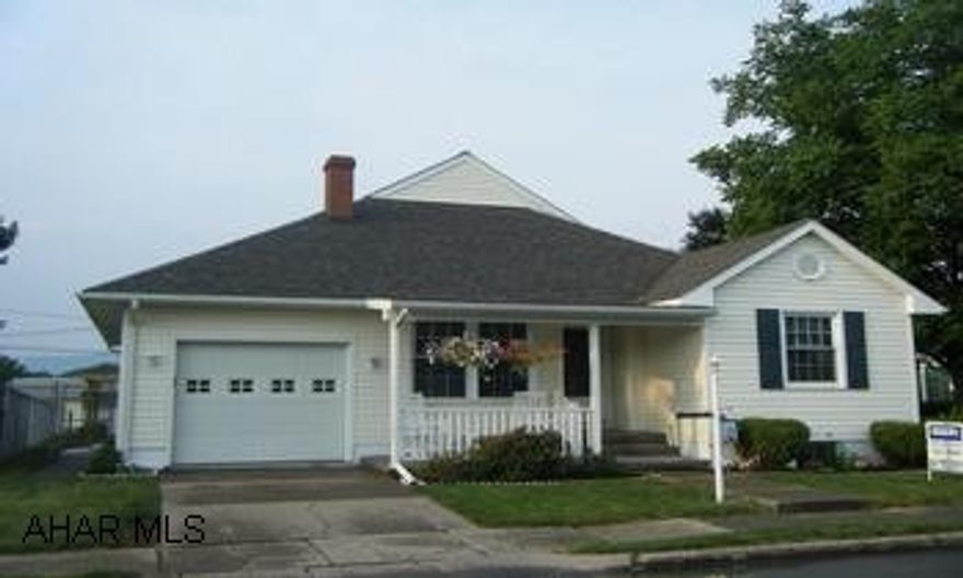 Fabulous 3 bedroom 2.5 bath home!  Master suite with incredible closet space and beautiful master bath.  Family room and workshop.  Nice, fenced back yard with nice deck.  1 car garage.  Immaculate home.  Call Tammy 224-5558.  Contingency sale. Fabulous 3 bedroom 2.5 bath home!  Master suite with incredible closet space and beautiful master bath.  Family room and workshop.  Nice, fenced back yard with nice deck.  1 car garage.  Immaculate home.  Call Tammy 224-5558.  Sale contingent on owner fiding suitable housing.