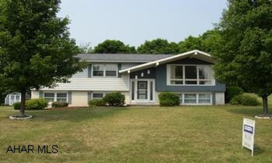 LARGE LOT SIZE.  ORIGINAL OWNERS. HOLLIDAYSBURG/PENN FARMS ESTATES.  ORIGINAL OWNER.  BI-LEVEL ON LARGE LOT.  PRIVATE AND QUIET LOCATION.  ALL APPLIANCES ARE INCLUDED.