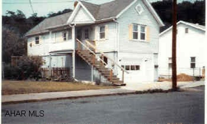 Raised ranch,  block and frame.
