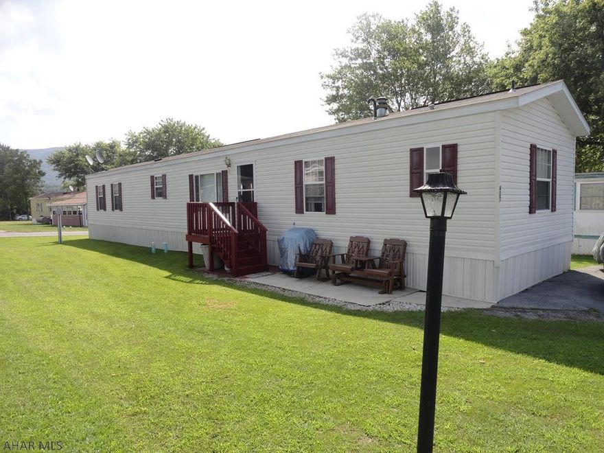 Move right in this Beautiful 3 bedroom, 2 bath, huge eat in kitchen, tile counter tops, 2 tier island, large walk in closet, garden tub, and spacious throughout - a must see!