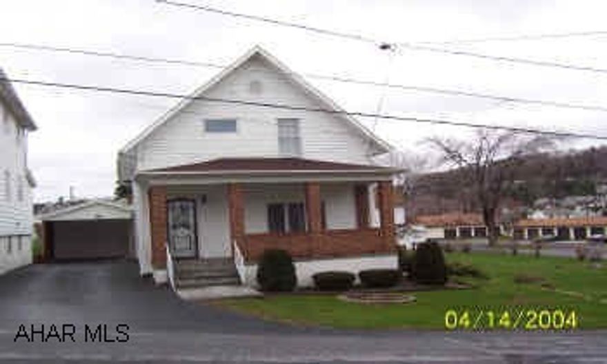 2 story vinyl sided, remodeled home with 1 1/2 garage & 2 full baths.  Immaculate condition. this sale is contingent upon seller building their new house & not moving out of the listed property until 09-30-2004