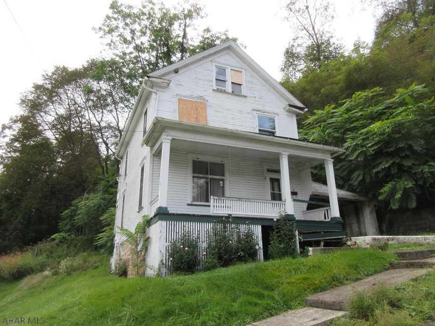 Large 2 story Tyrone property offers lots of living space and dead-end street. Large living room, formal dining, carport and more! Needs some TLC, but perfect for investors or handy persons. Property sold AS-IS. Seller will make no repairs.
