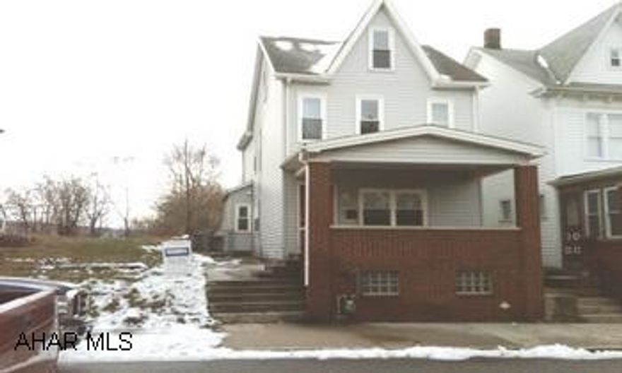 2.5 STORY COMPLETELY UPDATED.4 BED, 1 BATH, 2.5 STY VINYL SIDED, REPLACEMENT WINDOWS. UPDATED ELECTRIC, FURNACE, PLUMBING, ROOF. FENCED YARD. FINISHED ATTIC. 4 BED, 1 BATH, 2.5 STY VINYL SIDED, REPLACEMENT WINDOWS. UPDATED ELECTRIC, FURNACE, PLUMBING, ROOF. FENCED YARD. FINISHED ATTIC.