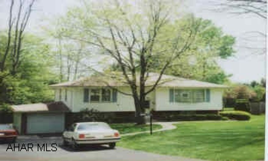 SHARP BI-LEVEL ON PICTURESQUE 1/2 ACRE LOT, 3 BEDROOMS, 3 BATHS, FAMILY ROOM, HOT WATER BASEBOARD HEAT, GOOD CONDITION. SHARP BI-LEVEL ON PICTURESQUE 1/2 ACRE LOT, 3 BEDROOMS, 3 BATHS, FAMILY ROOM, HOT WATER BASEBOARD HEAT, GOOD CONDITION.