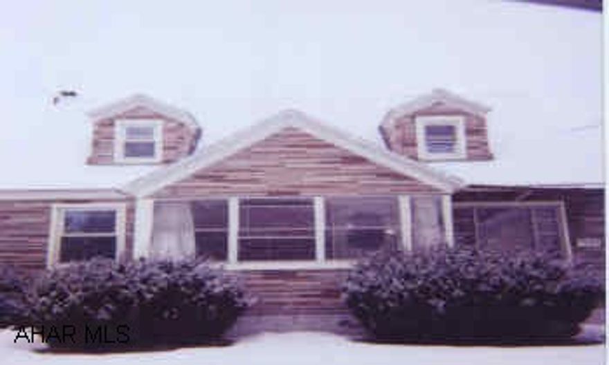 Great starter home, lovely lot! call Owen or Don to set up Showings