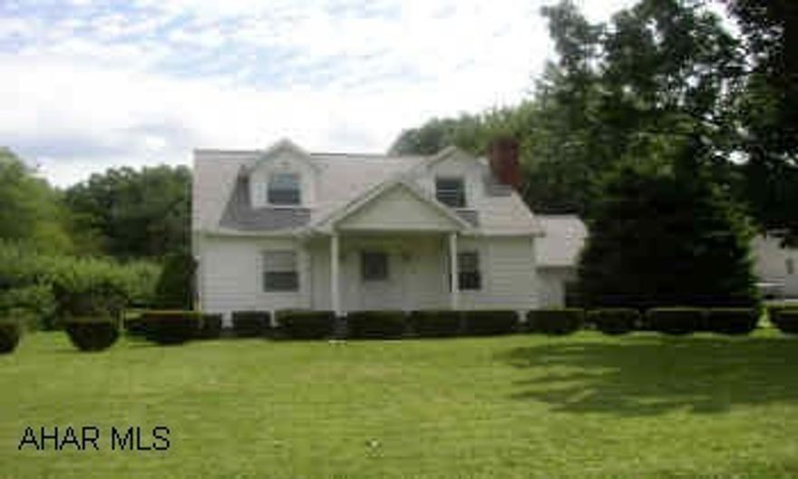 3 BEDROOM CAPE COD ON 1.03 ACRES. FAMILY ROOM ABOVE GARAGE. 3 BEDROOM CAPE COD ON 1.03 ACRES. HARDWOOD FLOORS, FAMILYROOM ABOVE GARAGE. NEWER ROOF AND WINDOWS. A MUST SEE! SELLER TO PAINT UPSTAIRS BEDROOM.